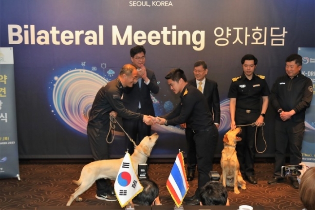 세관 직원이 태국 세관당국 관계자에게 마약탐지견을 전달하고 있다. 관세청 제공