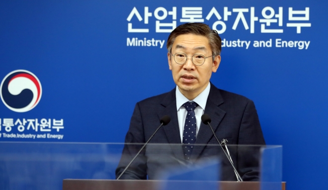 김완기 산업통상자원부 무역투자실장이 1일 정부세종청사에서 4월 수출입 동향을 발표하고 있다. 세종 뉴스1