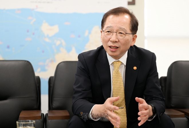 조승환 해양수산부 장관이 취임 1주년을 맞은 지난 9일 마포구 국립수산물품질관리원 서울지원에서 서울신문과 인터뷰를 하고 있다. HMM (옛 현대상선) 민영화와 관련, 조 장관은 “매각 시점보다는 성장 동력 유지에 집중하고 있다”면서 “매각 일정은 시장 환경에 따라 유동적일 것”이라고 설명했다. 오장환 기자