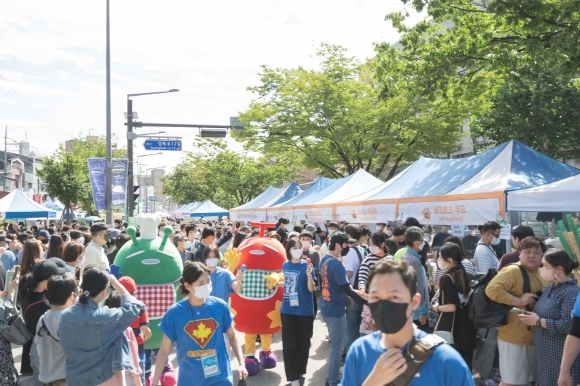 지난해 서울 성북구가 개최한 ‘제14회 성북세계음식축제 누리마실’을 찾은 방문객들이 다양한 세계 음식을 판매하는 부스를 둘러보고 있다. 성북구 제공