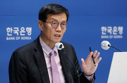 기자간담회서 발언하는 이창용 총재