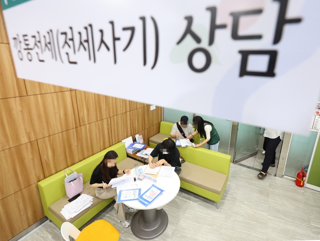 전세사기 피해 지원을 위한 특별법 시행 첫날인 1일 오후 서울시청 서소문 별관 내 전·월세 종합지원센터를 찾은 피해자가 직원의 도움을 받아 상담신청서를 작성하고 있다. 2023.6.1. 연합뉴스