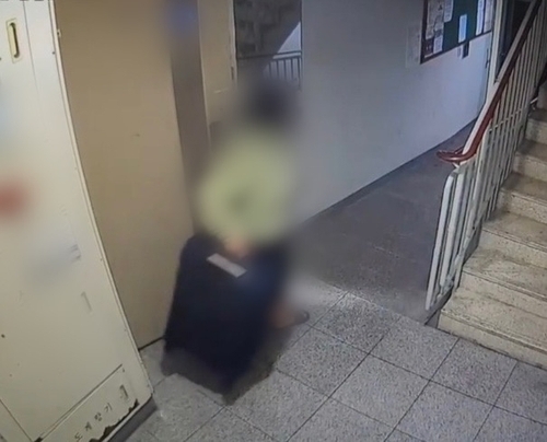 정유정이 캐리어를 끌고 자신의 집을 나서는 장면. 부산경찰청 제공.