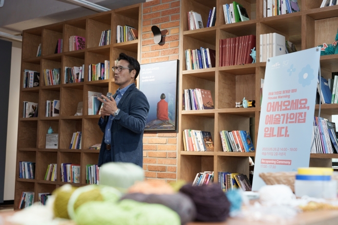 정병국 위원장이 예술가의집 재개관 행사에서 공간 변신에 대해 이야기하고 있다. 한국문화예술위원회 제공