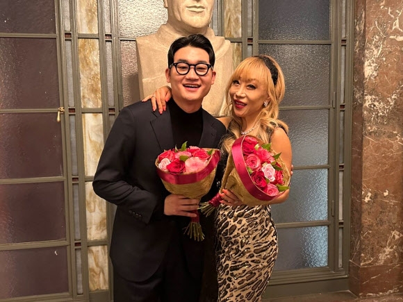 4일(현지시간) 벨기에 브뤼셀 보자르에서 2023년 퀸 엘리자베스 콩쿠르 결선 채점 결과 성악 부문만 개최한 올해 우승자로 발표된 김태한(왼쪽)과 심사위원으로 참가한 성악가 조수미가 취재진에게 포즈를 취하고 있다. 브뤼셀 연합뉴스