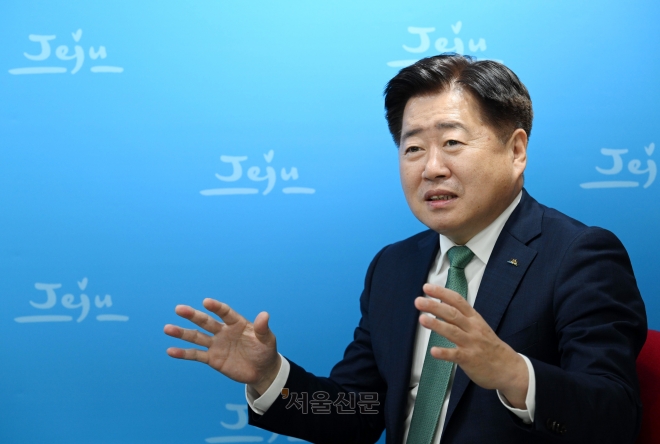 오영훈 제주지사가 지난달 25일 서울 여의도 제주특별자치도 중앙협력본부에서 진행된 서울신문과의 인터뷰에서 인구 위기 해법에 대한 의견을 밝히고 있다. 오 지사는 ‘자연환경에 잘 결합된 도시적 요소’를 제주의 핵심 경쟁력으로 꼽으며 “MZ세대들이 좋아하는 것이 무엇일까 빨리 찾아내고 뒷받침해 줘야 한다”고 말했다. 도준석 기자