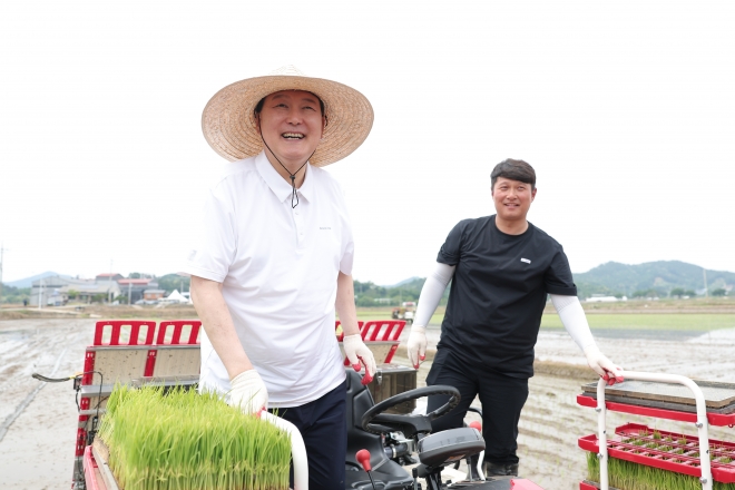 7일 윤석열 대통령이충남 부여군 임천면 ‘꿈에영농조합법인’ 모내기 현장을 방문하여 자율주행이앙기를 시승한 후 이앙기 주행 종료 후 하차하고 있다. 2023.6.7 대통령실제공