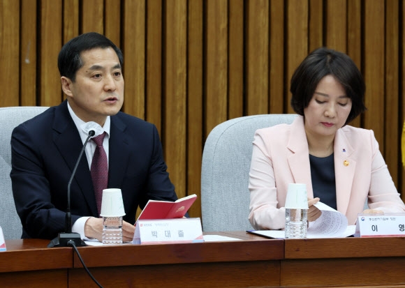 국민의힘 박대출 정책위의장이 7일 오후 국회에서 열린 스타트업 기술탈취 예방 및 회복 민당정 협의회에서 발언하고 있다. 오른쪽은 이영 중소벤처기업부 장관. 2023.6.7 연합뉴스