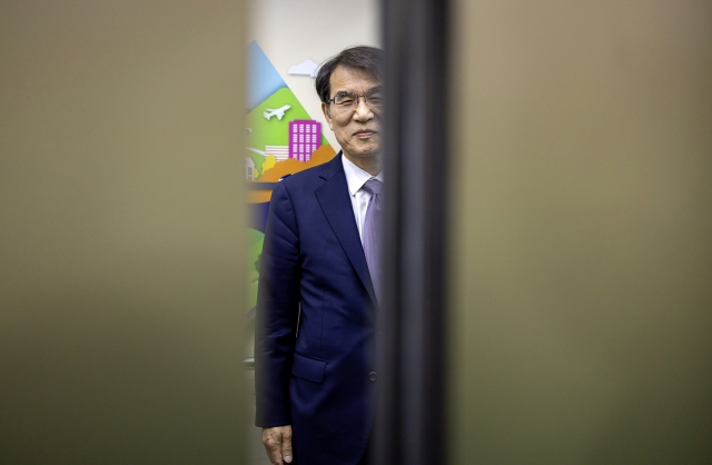 노태악 중앙선거관리위원장이 9일 과천 중앙선거관리위원회에서 열린 회의를 마친 후 청사를 나서고 있다. 이날 회의에서 선관위는 전·현직 간부들의 ‘자녀 특혜채용 의혹’에 한해 감사원 감사를 받기로 결정했다. 연합뉴스