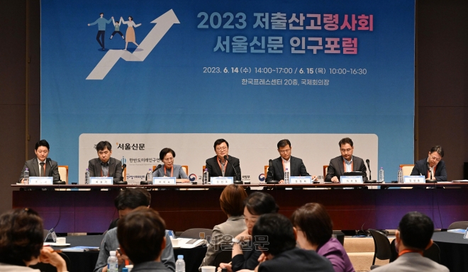 서울신문이 주최하고 한반도미래인구연구원이 주관한 ‘2023 저출산고령사회 서울신문 인구포럼’에 참석한 패널들이 14일 ‘인구로 보는 대한민국의 미래’를 주제로 종합토론을 하고 있다. 왼쪽부터 좌장인 조영태 서울대 보건대학원 교수, 최슬기 KDI 국제정책대학원 교수, 차미숙 국토연구원 선임연구위원, 김선조 행정안전부 균형발전지원관, 김정희 국토교통부 국토정책관, 이은청 중소벤처기업부 벤처정책관, 김성훈 인사혁신처 인사혁신국장. 도준석 기자