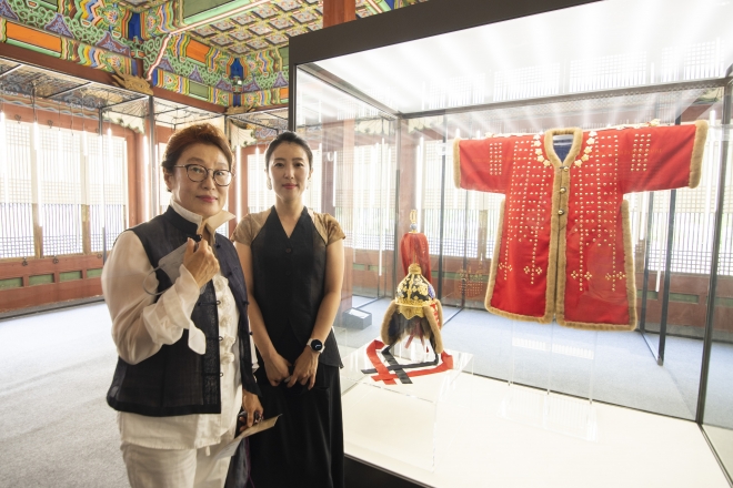 경기도 무형문화재 입사장 보유자 이경자(왼쪽)씨와 이수자 이유나씨가 19일 덕수궁 덕홍전에서 갑옷과 투구 앞에서 기념 촬영을 하고 있다. 류재민 기자
