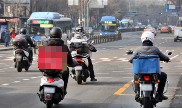 배달원들이 오토바이를 타고 배달에 나서고 있다. 서울신문