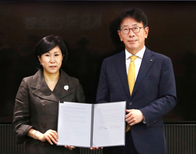 지난 27일 서울 여의도 KB국민은행 신관에서 열린 ‘씨티은행 거래 고객 편의 제고’를 위한 업무 제휴 협약식에서 이재근(오른쪽) 국민은행장과 유명순 한국씨티은행장이 기념촬영을 하고 있다. KB국민은행 제공