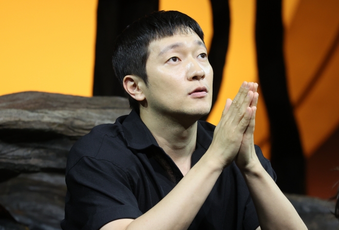 배우 손석구가 지난달 27일 서울 강서구 LG아트센터 서울에서 열린 연극 ‘나무 위의 군대’ 기자간담회에서 인사말을 하고 있다. 연합뉴스