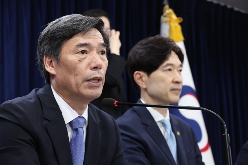 박구연 국무조정실 1차장이 5일 오전 서울 종로구 정부서울청사에서 열린 후쿠시마 원전 오염처리수 방류 관련 일일 브리핑에서 국제원자력기구(IAEA)가 일본 정부에 전달한 종합보고서에 대한 정부의 입장을 설명하고 있다. 연합뉴스