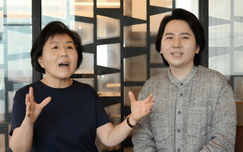 서울 중구 한국프레스센터 기자클럽에서 최 이사장이 팝페라 테너 임형주(오른쪽)와 인터뷰를 하고 있다. 홍윤기 기자