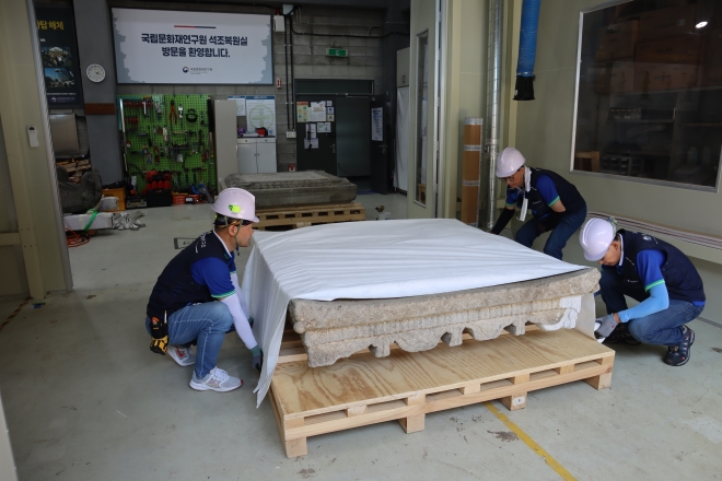 지난 27~28일 대전 국립문화재연구원에서 관계자들이 지광국사탑 부재를 포장하는 모습. 문화재청 제공