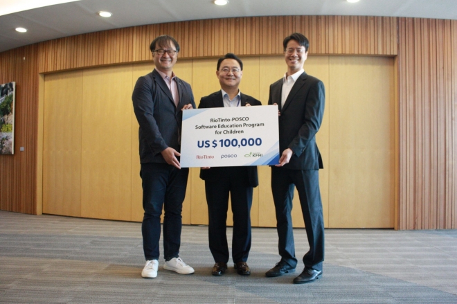 지난 3일 포스코가 리오틴토와 함께 조성한 GEM매칭펀드 기금 10만 달러를 희망친구 기아대책에 전달하는 모습. 왼쪽부터 희망친구 기아대책 함현석 기업후원1본부장, 포스코 박효욱 원료2실장, 리오틴토 한국지사 송용규 철광석 총괄. 포스코 제공