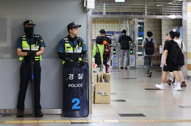 경기도 성남시 분당구 서현역 주변에 4일 오전 경찰이 배치된 모습/연합뉴스