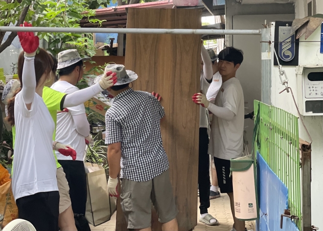 4일 청주시에서 침수 피해를 당한 6·25참전용사의 주택 복구작업을 하는 중기연합봉사단원 모습. 중소기업중앙회 제공
