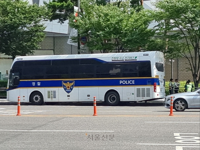 4일 서울 지하철 2호선 잠실역 8번 출구 맞은편 도로에 경찰 기동대 차량이 정차해 있다. 김예슬 기자