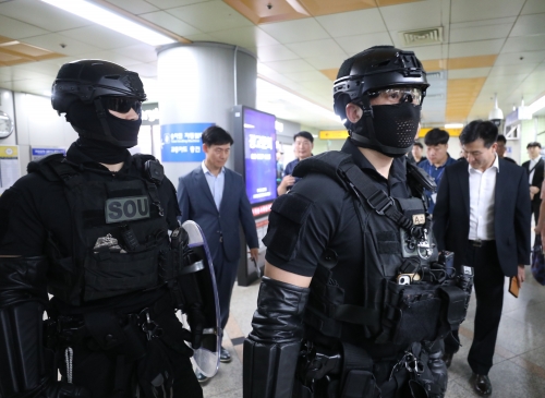 4일 오후 경기 성남시 분당구 오리역에서 경찰특공대가 순찰을 하고 있다. 경찰은 ‘서현역 묻지마 흉기난동’ 사건 후 온라인 공간에서 또 다른 ‘오리역 살인예고’ 글이 작성돼 성남시 분당지역에 인력 98명을 긴급배치 했다. 뉴스1