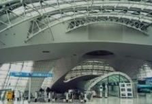 4일 ‘인천공항에 폭탄 설치하고, 흉기로 승객들을 해치겠다’는 제목의 게시물이 한 온라인 커뮤니티에 올라와 경찰이 수색을 했지만 별다른 이상이 없었다. 사진은 공항 내부 모습. 연합뉴스