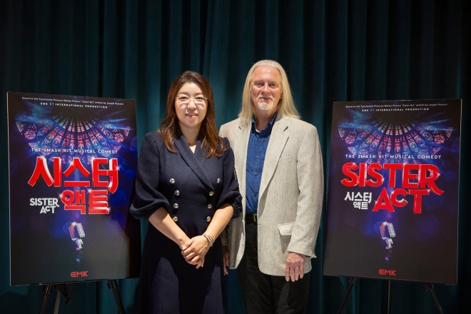 뮤지컬 ‘시스터 액트’ 창작진 김지원(왼쪽) 프로듀서와 로버트 요한슨 연출. EMK뮤지컬컴퍼니 제공