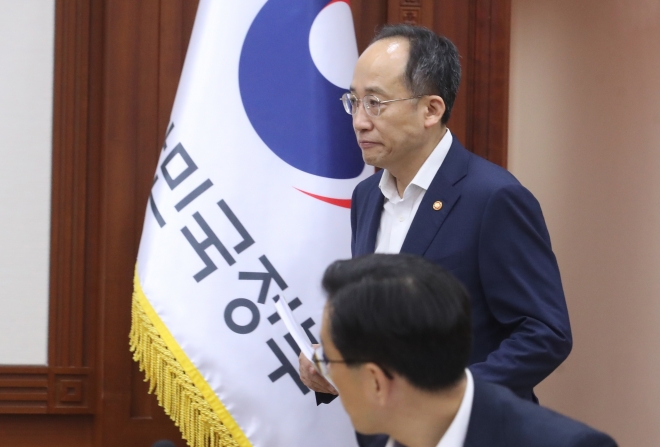 추경호 부총리 겸 기획재정부 장관이 17일 오전 서울 종로구 정부서울청사에서 열린 비상경제장관회의 겸 수출투자대책회의에 참석하고 있다. 추 부총리는 이 자리에서 “품목·지역 다변화 등 구조적 수출 대책을 보완해 추가 지원 방안을 강구하겠다”고 밝혔다. 뉴시스
