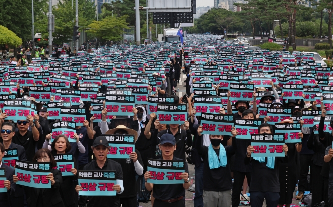 19일 오후 서울 여의도 국회 앞에서 전국 각지에서 모인 교사들이 서이초 교사 사망 사건 진상규명과 아동학대 관련법 즉각 개정을 촉구하는 집회를 하고 있다. 연합뉴스