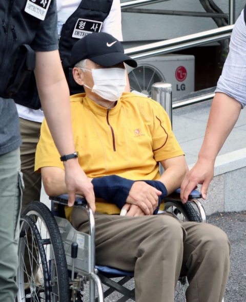물다툼 끝에 면사무소 공무원 2명을 살해하고 이웃에 중상을 입힌 김모씨.