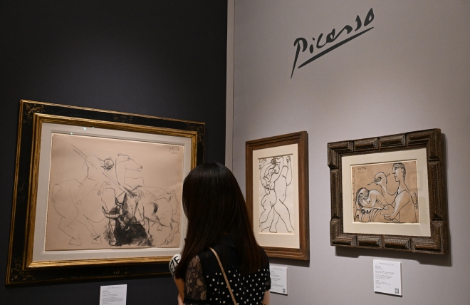 6일 오후 서울 강남구 코엑스에서 열린 아트페어 ‘프리즈(FRIEZE) 서울 2023’ VIP 프리뷰에서 참관객들이 피카소의 작품을 관람하고 있다. 2023.9.6 도준석 기자