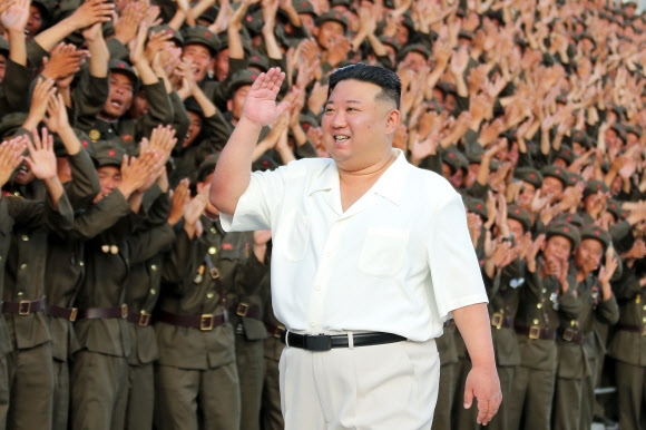 김정은 북한 국무위원장이 정권수립(9·9절) 75주년을 맞아 열린 ‘민방위 무력 열병식’ 참가자들과 10일 기념사진을 찍었다고 조선중앙통신이 11일 보도했다. 평양 조선중앙통신 연합뉴스
