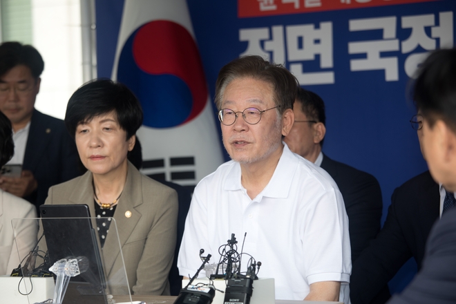 더불어민주당 중진의원들이 11일 국회앞 천막 농성장으로 이재명 대표를 찾아가 단식 중단을 요구하고 있다. 국회사진기자단