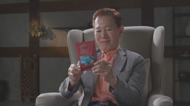 생기의집은 충북인삼농협이 생산한 ‘하늘 천삼 달임액’을 이번 추석 선물로 제안했다. 사진은 하늘 천삼 달임액 모델 배한성. 생기의 집 제공