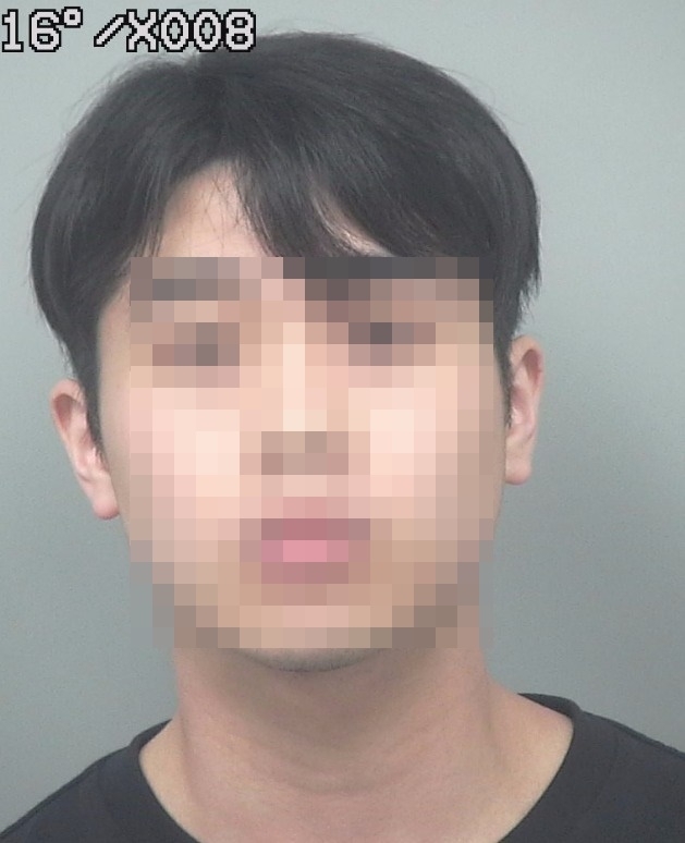 14일(현지시간) 미국 조지아주 애틀랜타 귀넷 카운티 경찰은 12일 덜루스 한인타운 24시간 찜질방 주차장에 세워져 있던 은색 재규어 세단 트렁크에서 젊은 한국인 여성 시신이 발견됐으며, ‘그리스도의 군인들’이라는 종교단체 소속 남녀 5명과 10대 소년 1명 등 한인 6명을 살인·감금·증거인멸·사체은닉 혐의 등으로 체포했다고 밝혔다. 용의자 1명은 한국 국적이며, 나머지 5명은 모두 미국 국적이다. 경찰은 20~30대로 추정되는 피해 여성은 올해 여름 종교단체에 귀의하기 위해 미국에 입국했으며 시신 발견 당시 몸무게가 31㎏에 불과했다고 밝혔다. 경찰은 용의자 현씨와 다른 용의자 이모씨 형제 3명이 함께 살던 로렌스빌 거주지 지하실(사진)에 피해 여성을 감금하고 굶기며 구타해 피해 여성을 사망에 이르게 한 것으로 보고 있다. 2023.9.14 귀넷카운티경찰 자료