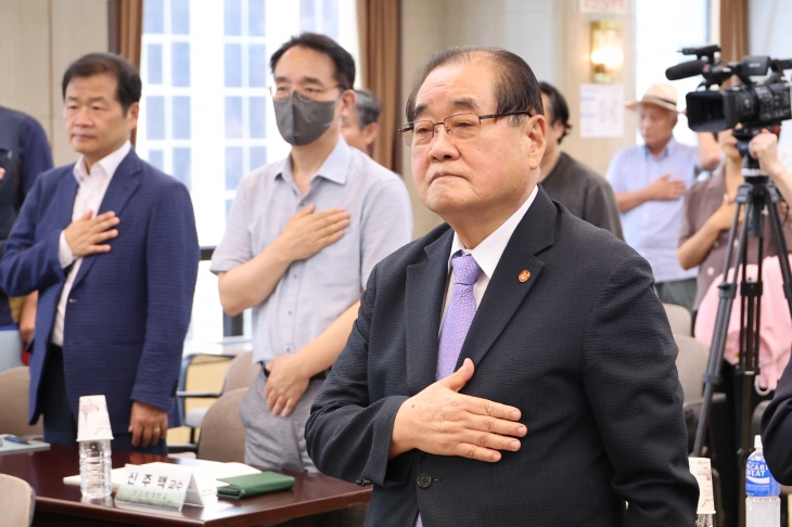 이종찬 광복회장이 지난해 8월 서울 중구 프레스센터에서 열린 ‘운암 김성숙 학술 심포지엄’에서 국기에 경례하고 있다. 2023.8.17 연합뉴스