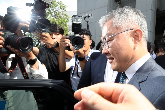 조국 전 법무부 장관의 아들에게 ‘허위 인턴 활동 확인서’를 발급한 혐의를 받는 최강욱 더불어민주당 의원이 18일 오후 서울 서초구 대법원에서 징역 8개월, 집행유예 2년을 선고받은 뒤 나와 차에 타고 있다. 뉴시스