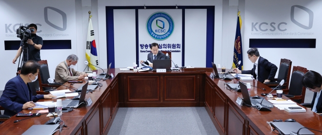 류희림(가운데) 방송통신심의위원회 위원장 겸 방송심의소위원회 위원장이 19일 서울 양천구 방심위 대회의실에서 열린 임시회의에 참석해 자료를 살피고 있다. 연합뉴스