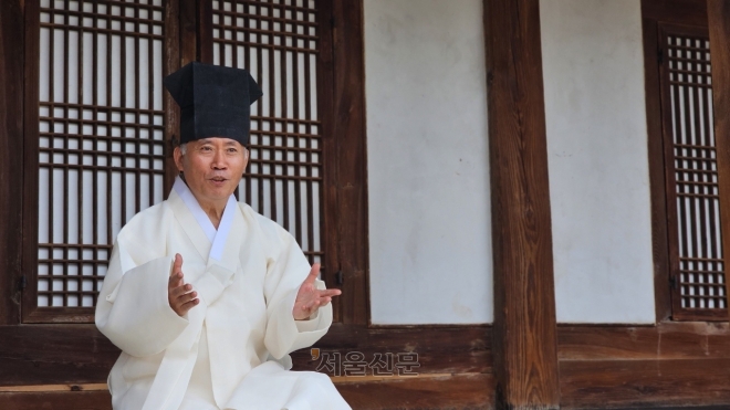 전통 한복 차림의 최영갑 성균관의례정립위원장이 조선시대 성균관 유생들을 가르치던 서울 종로구 명륜당에서 이야기하는 모습. 성균관유도회총본부 제공