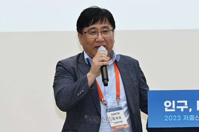 ‘전남도 인구문제와 정책 대응’이라는 제목으로 주제발표를 하고 있는 김대성 전남연구원 선임연구위원. 무안 홍윤기 기자