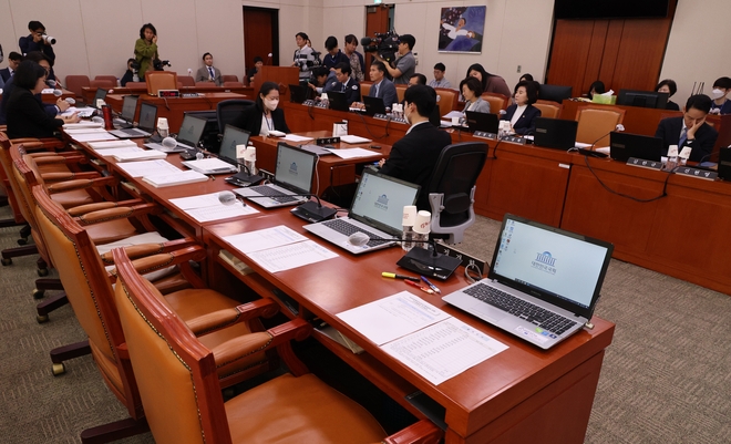 6일 국회 여성가족위원회 김행 여성가족부 장관 후보자 인사청문회가 여당 의원과 김 후보자의 자리가 비어있는 가운데 파행운영되고 있다. 연합뉴스