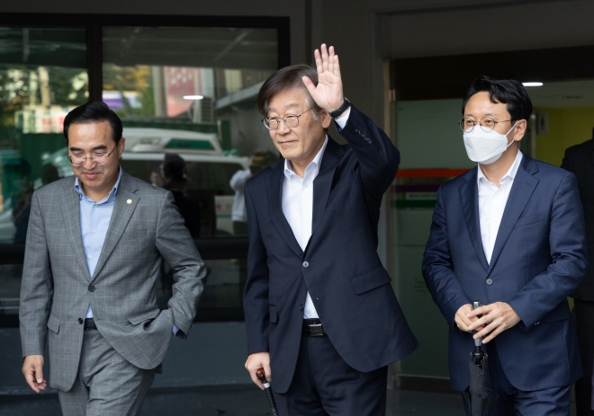 이재명 더불어민주당 대표가 9일 오후 서울 중랑구 녹색병원에서 퇴원하고 있다. 이 대표는 퇴원 직후 진교훈 강서구청장 후보 지원 유세에 나설 예정이다. 2023.10.9 뉴스1