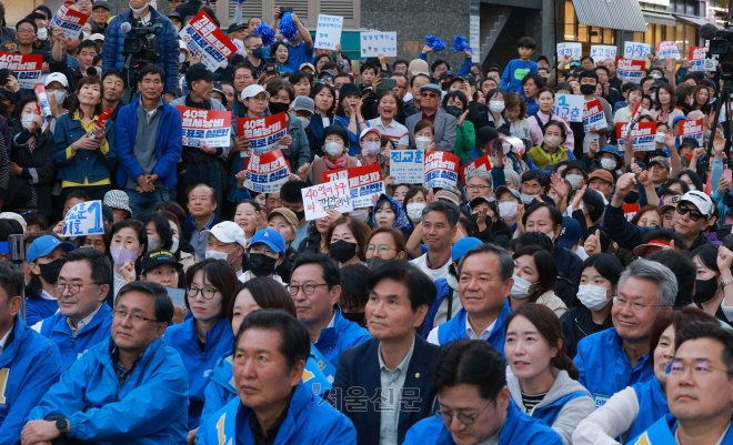 9일 오후 서울 강서구 발산역 인근 공원에서 열린 진교훈 강서구청장 후보자 지원유세 현장을 찾은 지지자들이 응원을 하고 있다. 2023.10.9 안주영 전문기자