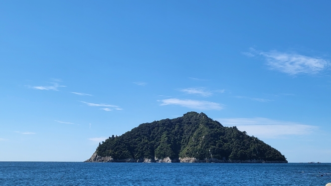 보목포구에서 바라본 섶섬은 파초일엽이라는 귀한 식물이 자라는 섬으로 알려져 있다. 제주 강동삼 기자
