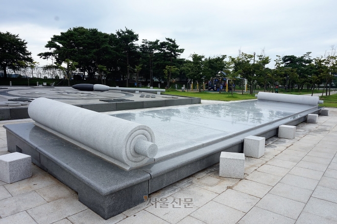 경북 예천군 예천읍 한천변에 조성된 정탁 조형물. 이순신 장군의 구명을 청한 상소문, 이른바 신구차(伸救箚)를 형상화했다.