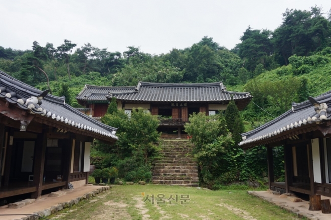 도정서원 내부. 1640년 창건한 서원 내부에 약포 정탁과 셋째아들 정윤목의 위패를 봉안하고 있다.