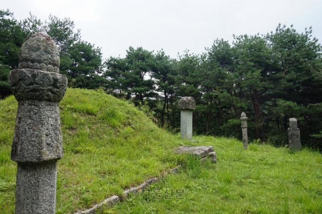정탁 무덤. 안동시 풍산읍 오미리 산기슭에 자리잡고 있다.