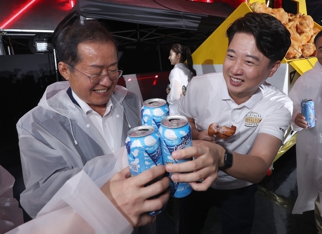 국민의힘 이준석 전 대표와 홍준표 대구시장이 30일 대구 달서구 두류야구장에서 개막한 ‘2023 대구치맥페스티벌’ 개막식에 참석하고 있다. 2023.8.30 연합뉴스