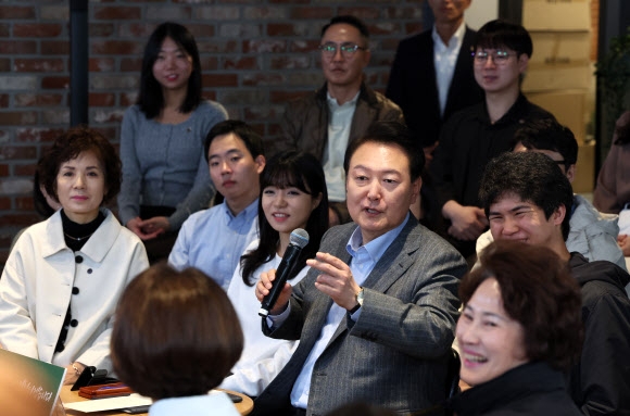 지난 1일 서울 마포구 한 카페에서 윤석열 대통령이 소상공인과 회사원 등을 초대한 가운데 제21차 비상경제민생회의를 주재하고 있다. 대출금리 부담이 너무 과도하다는 한 수산업자의 호소에 윤 대통령은 은행의 독과점 구조를 반드시 깨나가겠다고 밝혔다.